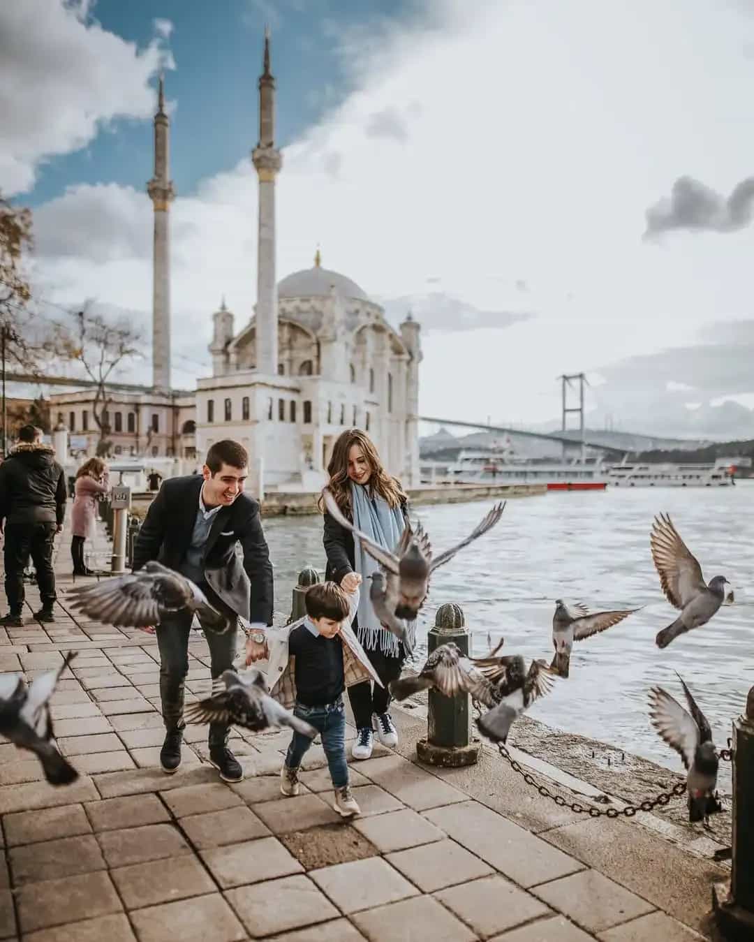 Ortaköy, İstanbul'da Aile Fotoğraf Çekimi: Eğlenceli ve Zamansız Portreler