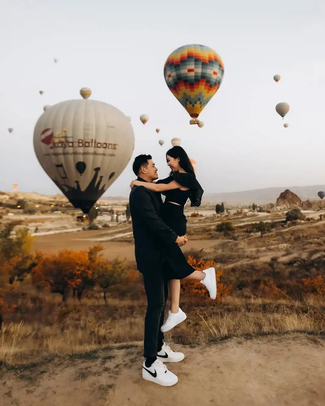 Magical Cappadocia Sunrise Couple Photoshoot: Balloons & Fairy Chimneys - Photo 5